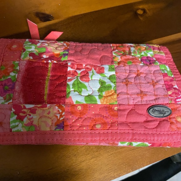 Donna Sharp set. Crossbody/shoulder strap fits both. Corals, pinks, red
So cute! - Picture 8 of 14